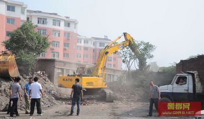 县城防洪泵站雨水方涵工程拆迁任务过半，力保汛期安全